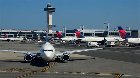Air travel heats up: Are Americans in for another chaotic summer?